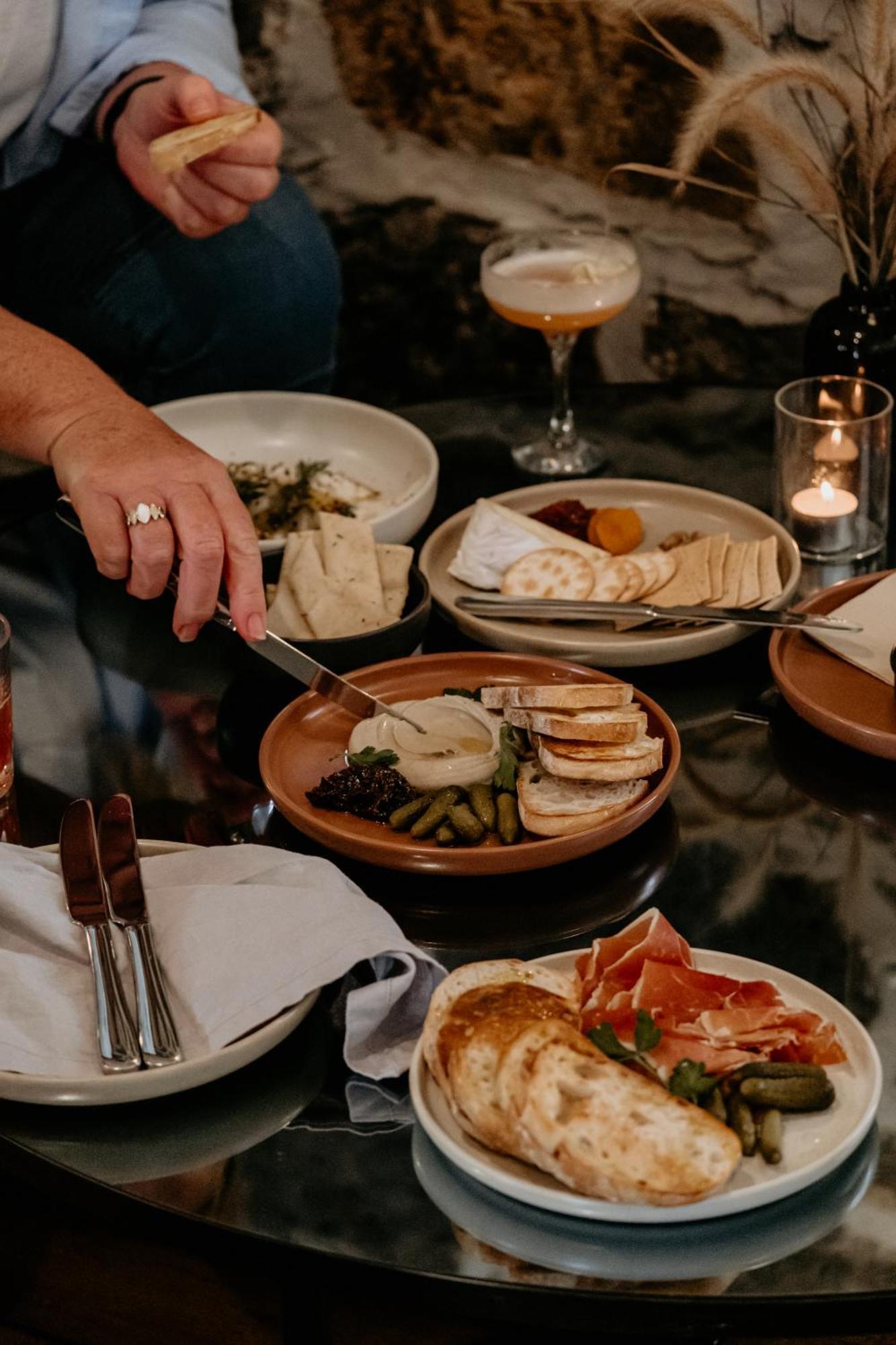 The Oak & Anchor Hotel Port Fairy Exteriör bild A cheese board