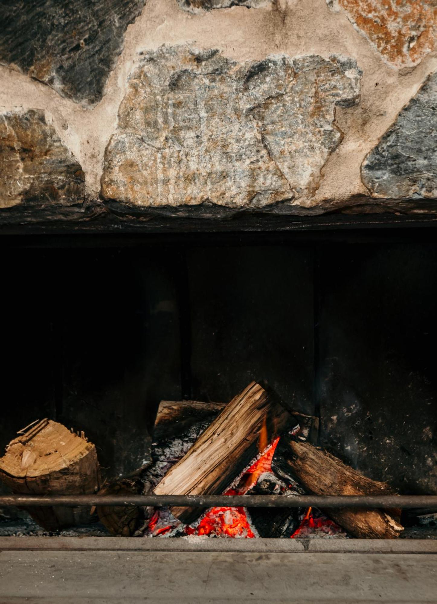 The Oak & Anchor Hotel Port Fairy Exteriör bild The interior of a wood-burning fireplace