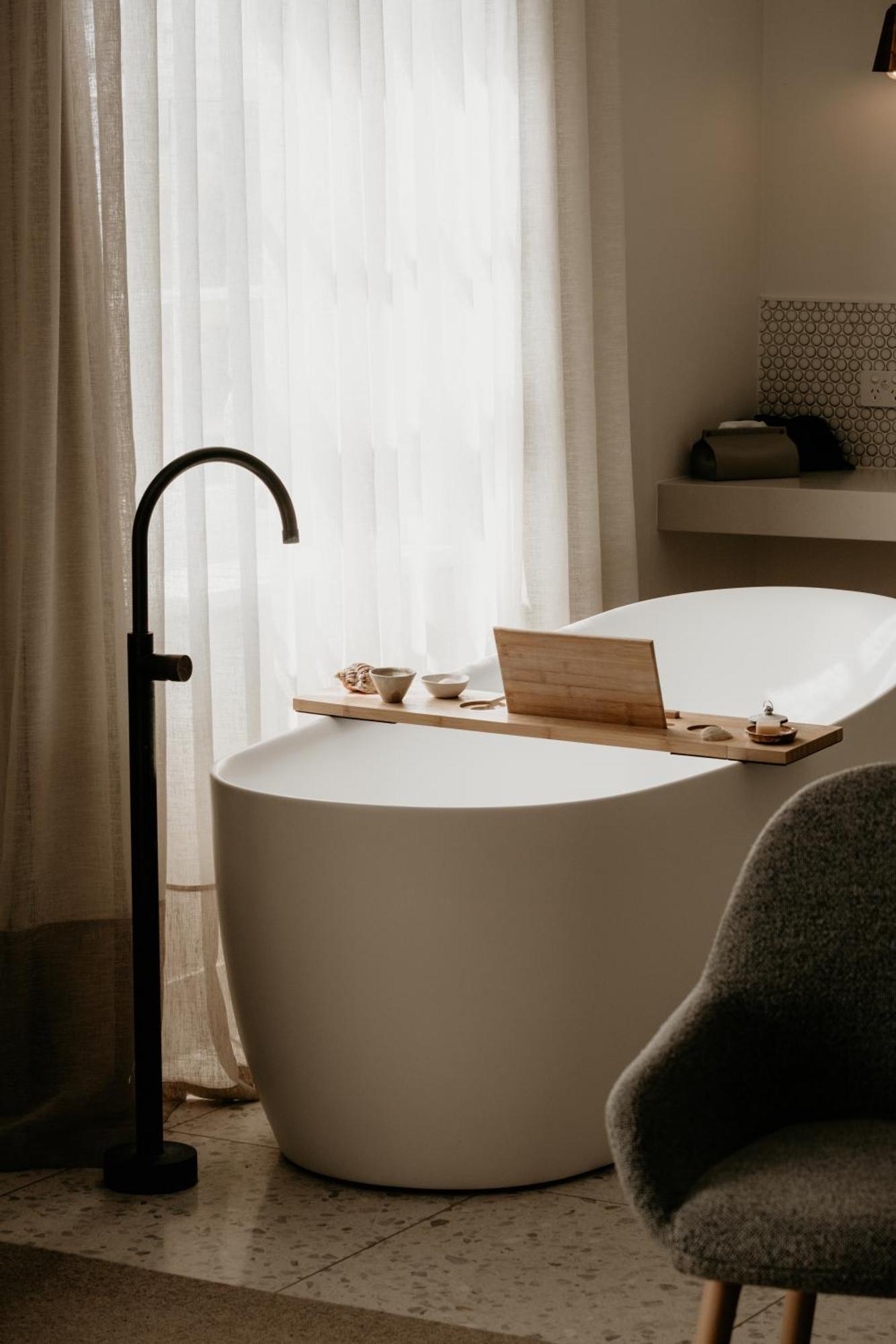 The Oak & Anchor Hotel Port Fairy Exteriör bild A freestanding bathtub