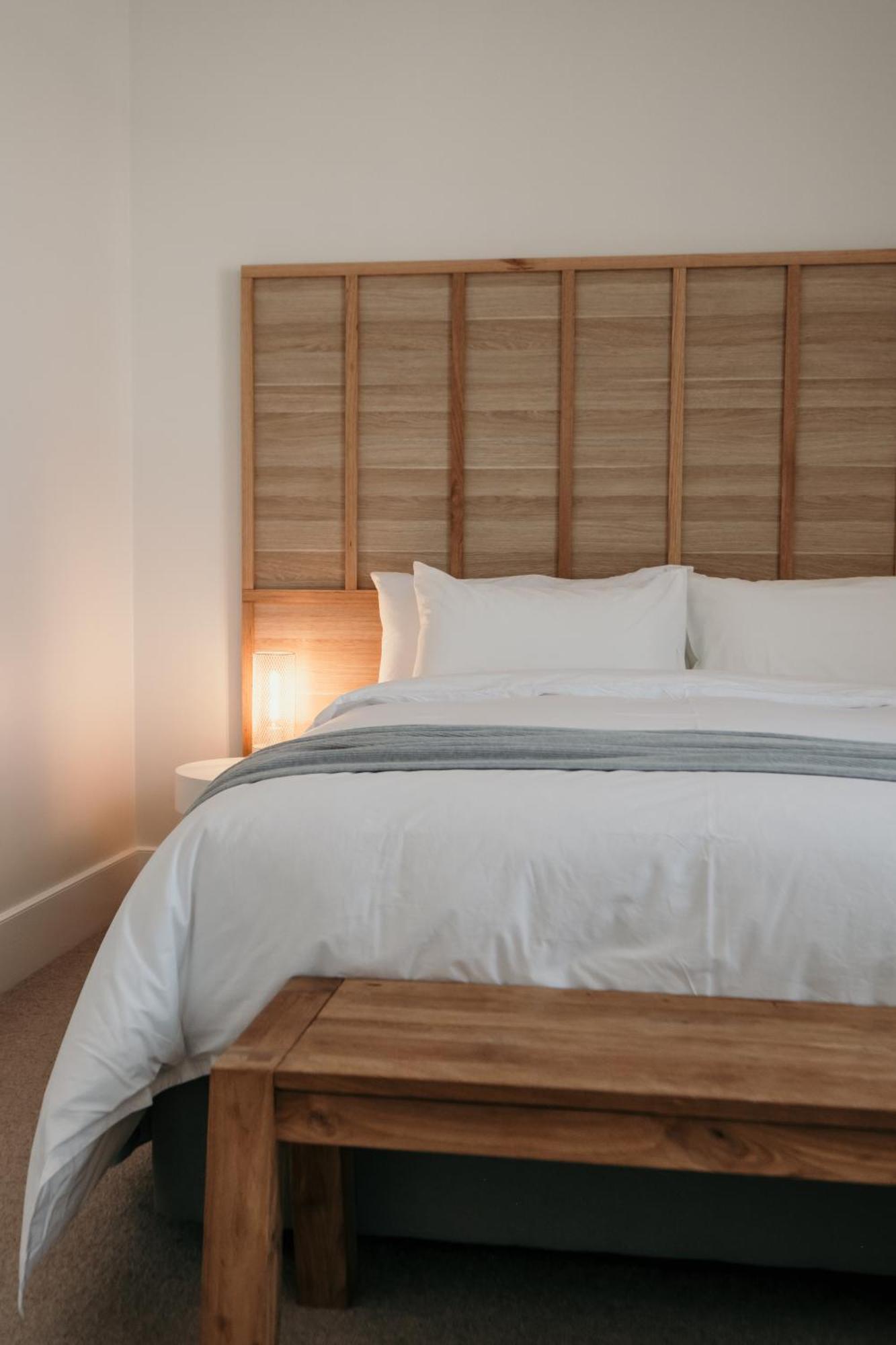 The Oak & Anchor Hotel Port Fairy Exteriör bild A bed with a duvet
