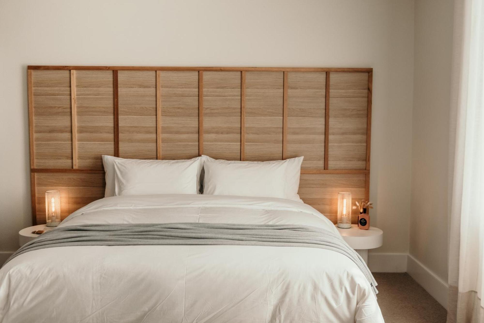 The Oak & Anchor Hotel Port Fairy Exteriör bild A bed with a headboard