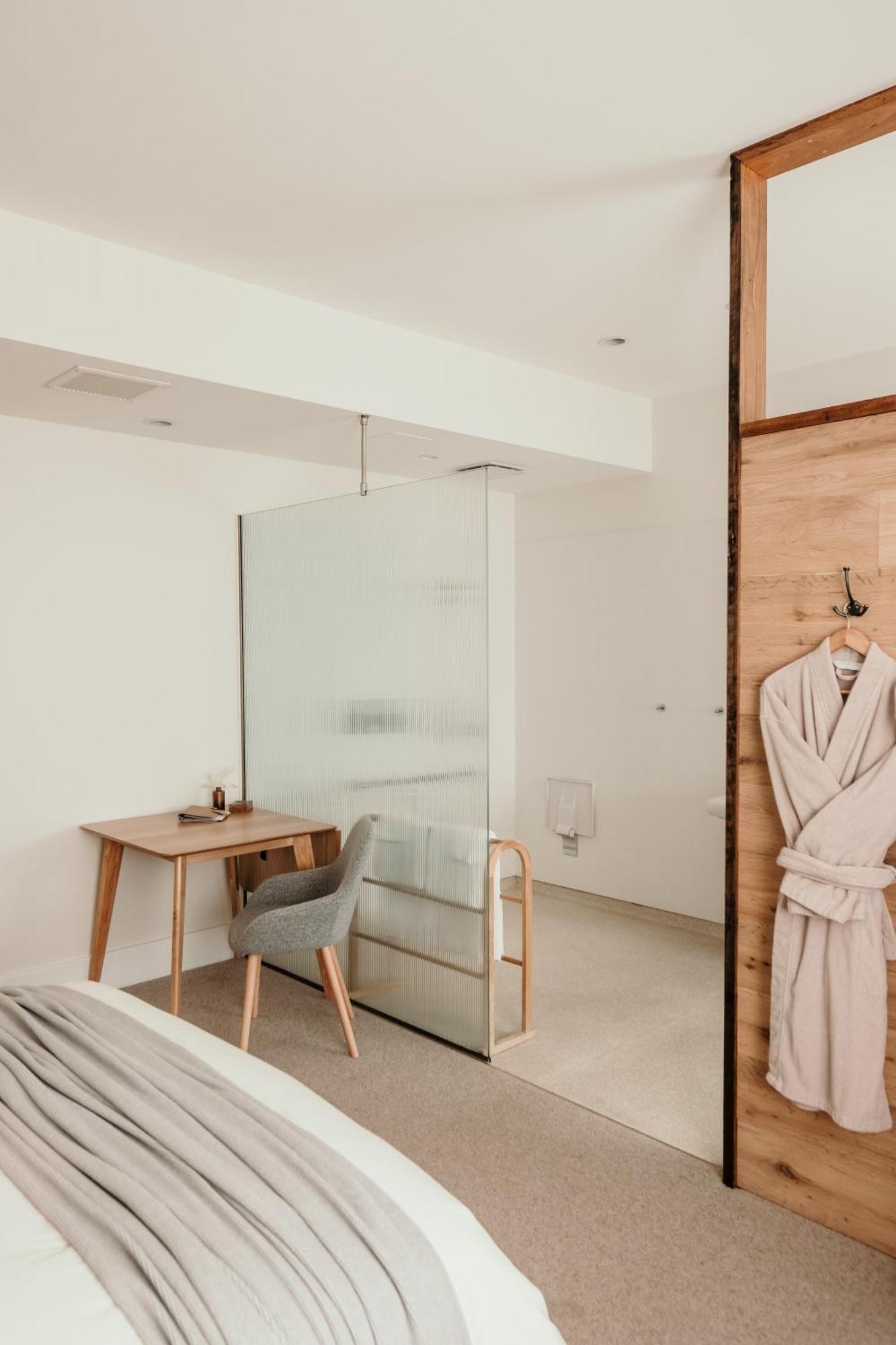 The Oak & Anchor Hotel Port Fairy Exteriör bild A shower enclosure