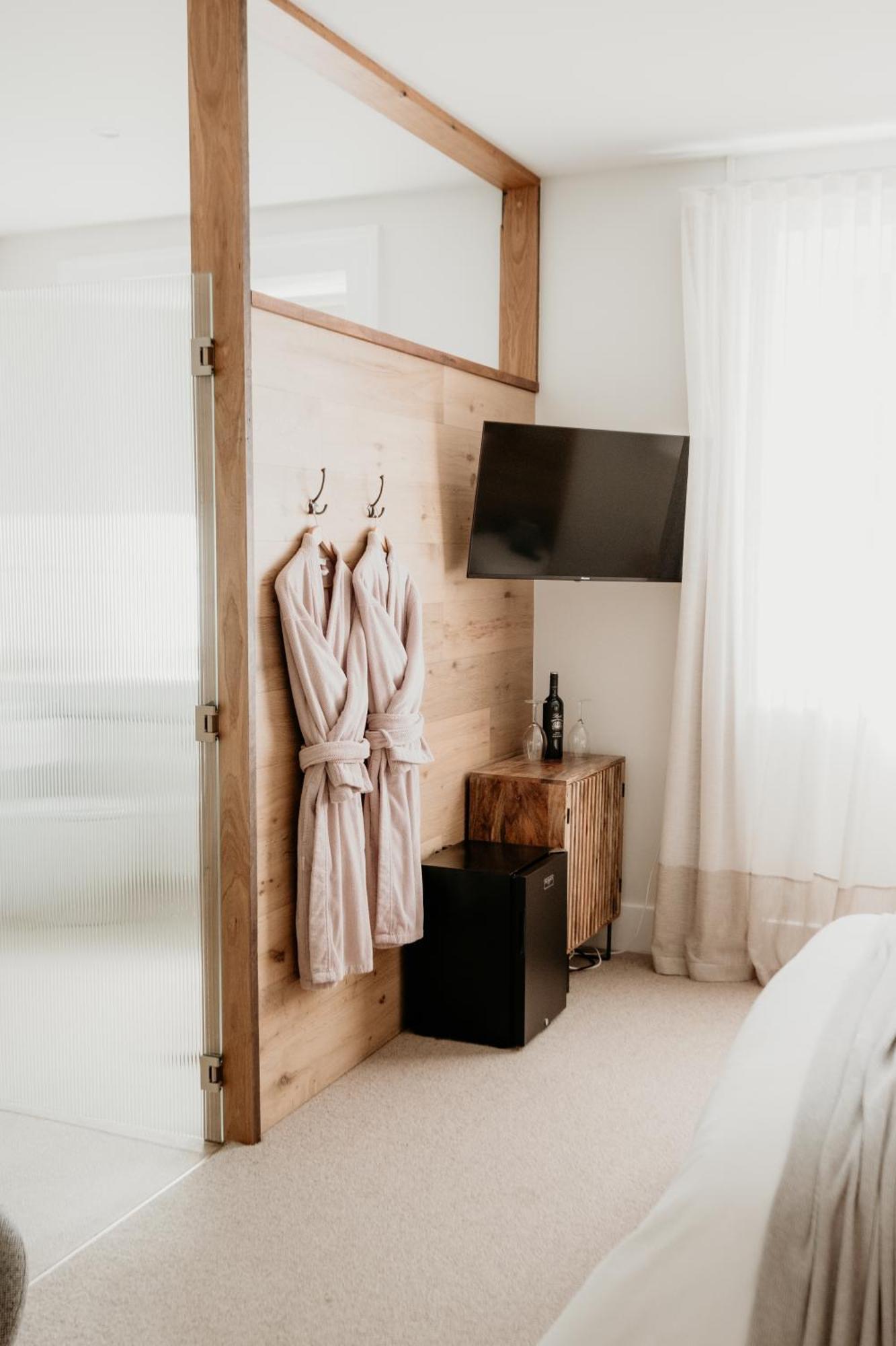 The Oak & Anchor Hotel Port Fairy Exteriör bild A bathrobe hanging on a door