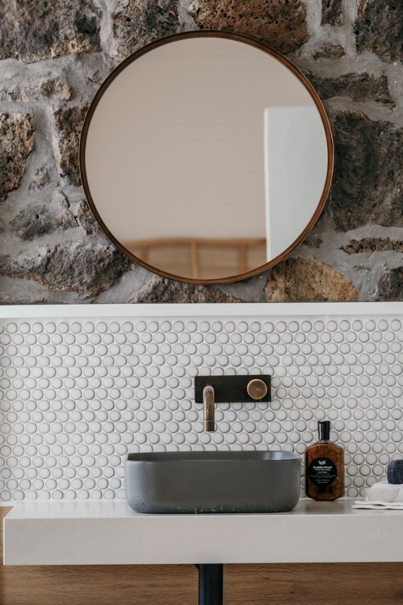 The Oak & Anchor Hotel Port Fairy Exteriör bild A bathroom with penny round tiles