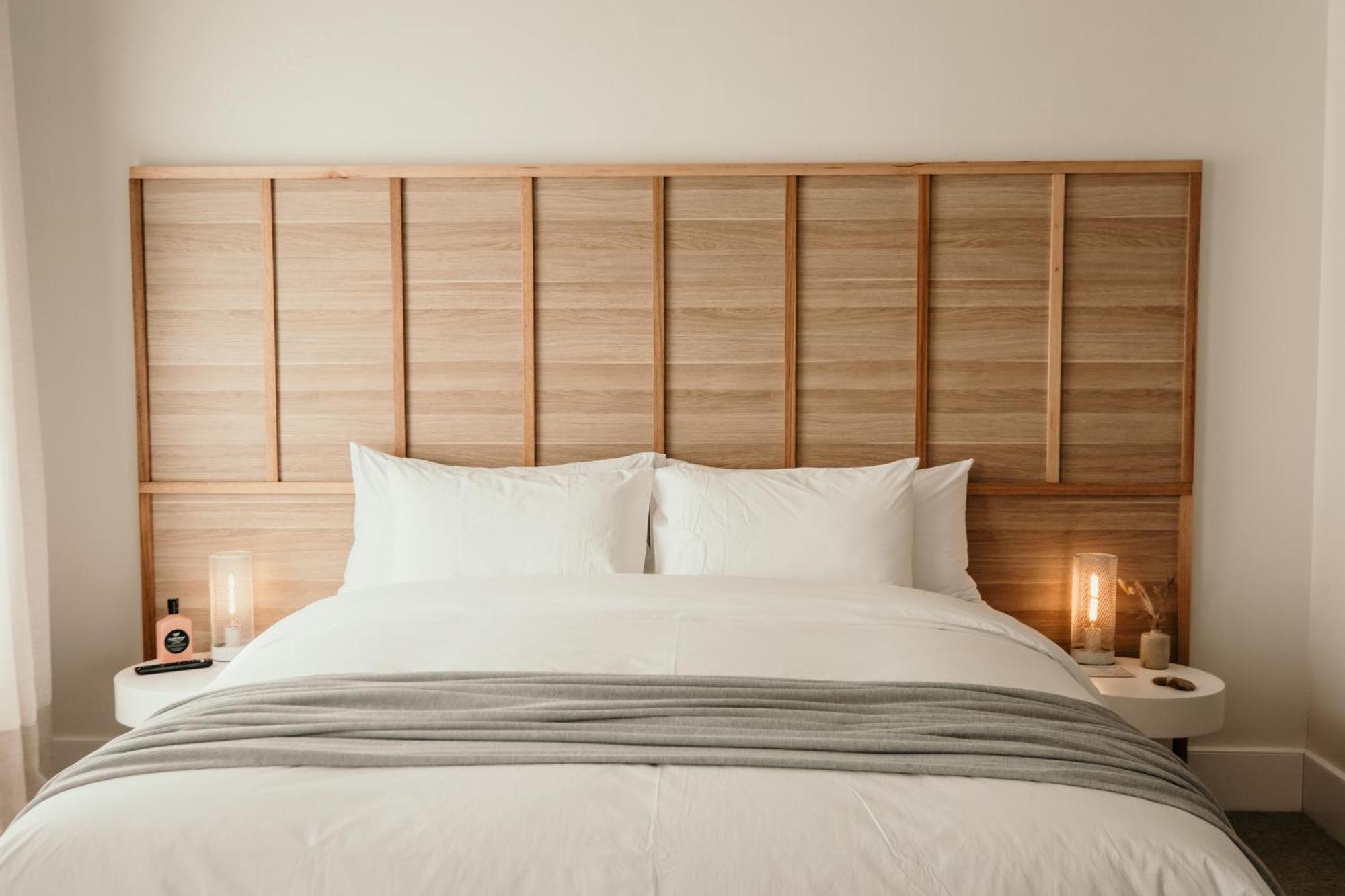 The Oak & Anchor Hotel Port Fairy Exteriör bild A bed with a headboard