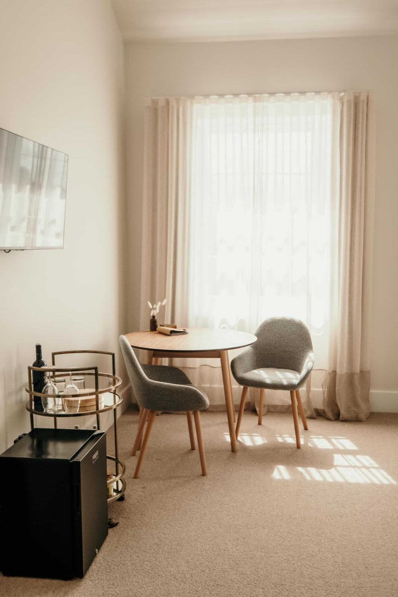 The Oak & Anchor Hotel Port Fairy Exteriör bild A room with a table and two chairs