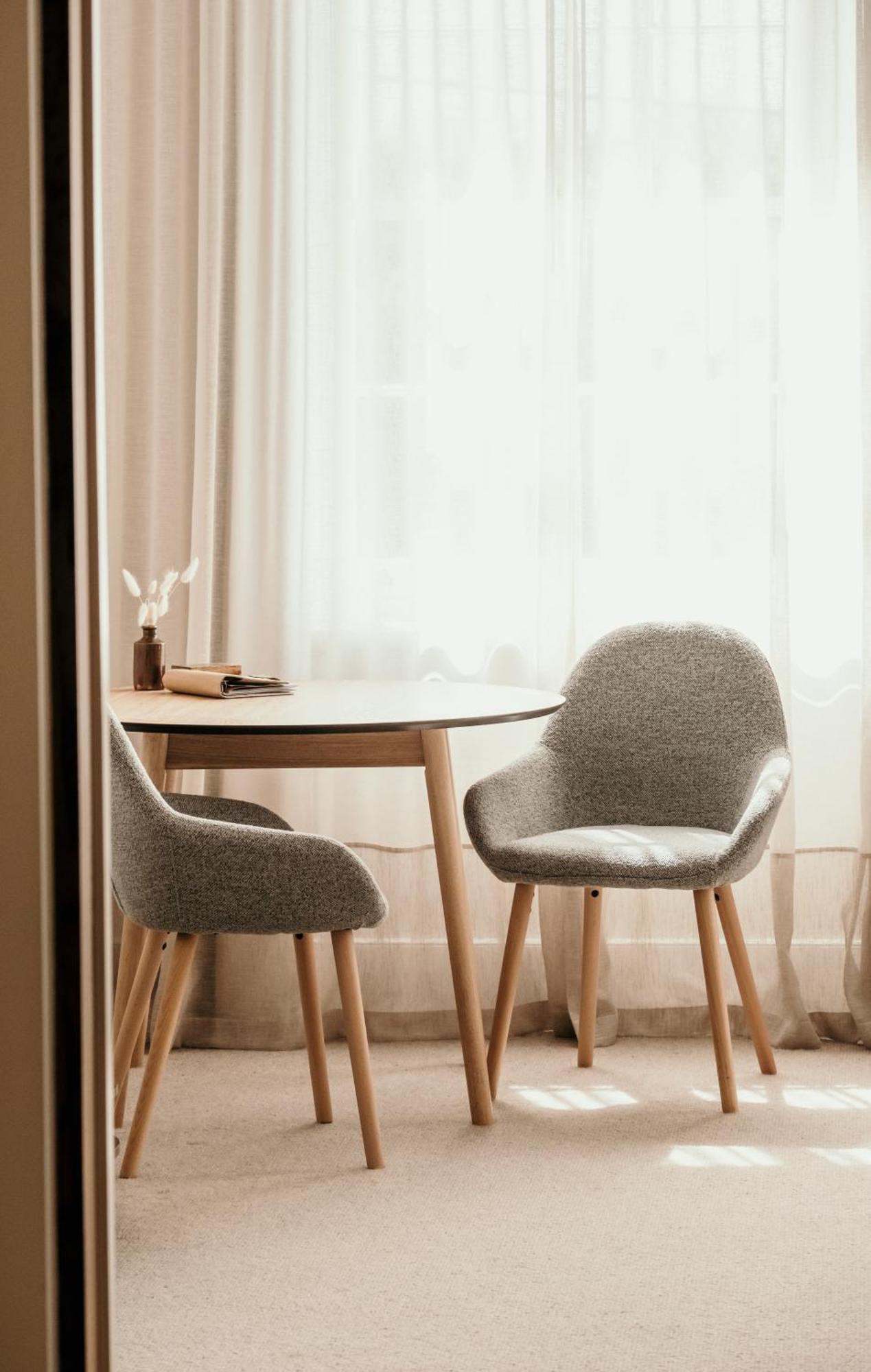 The Oak & Anchor Hotel Port Fairy Exteriör bild A table and two chairs
