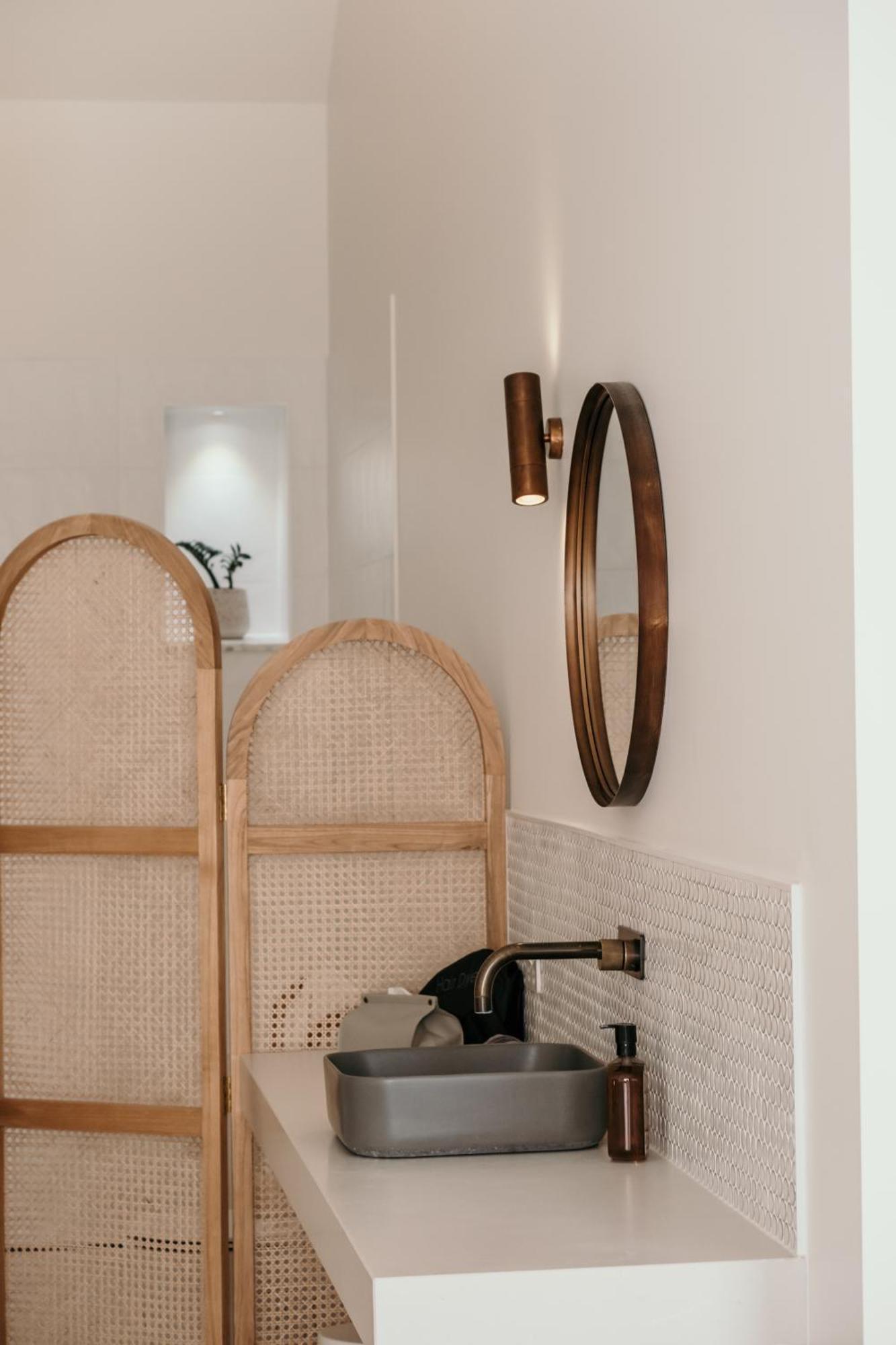 The Oak & Anchor Hotel Port Fairy Exteriör bild A wall-mounted mirror