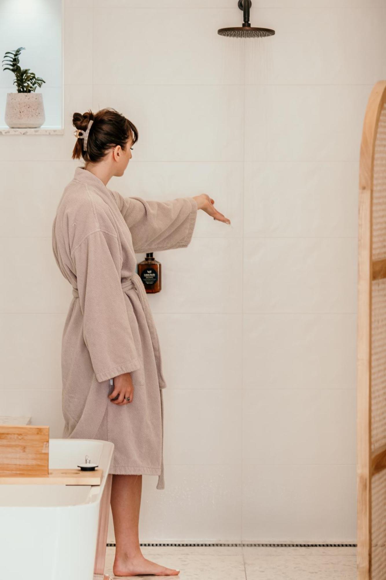 The Oak & Anchor Hotel Port Fairy Exteriör bild A woman wearing a bathrobe