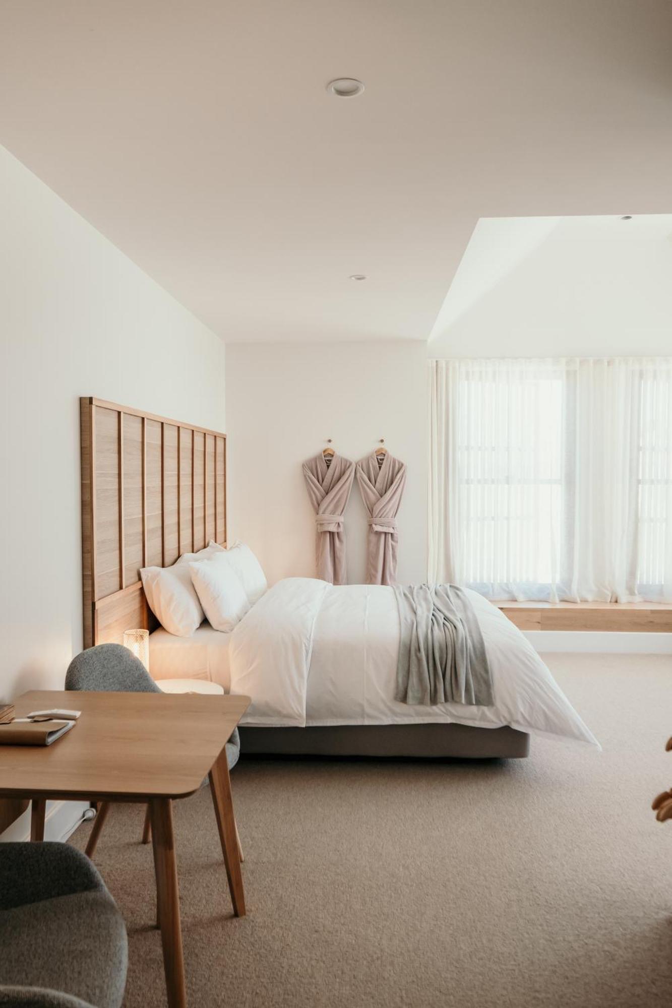The Oak & Anchor Hotel Port Fairy Exteriör bild A bedroom at the 1766 House