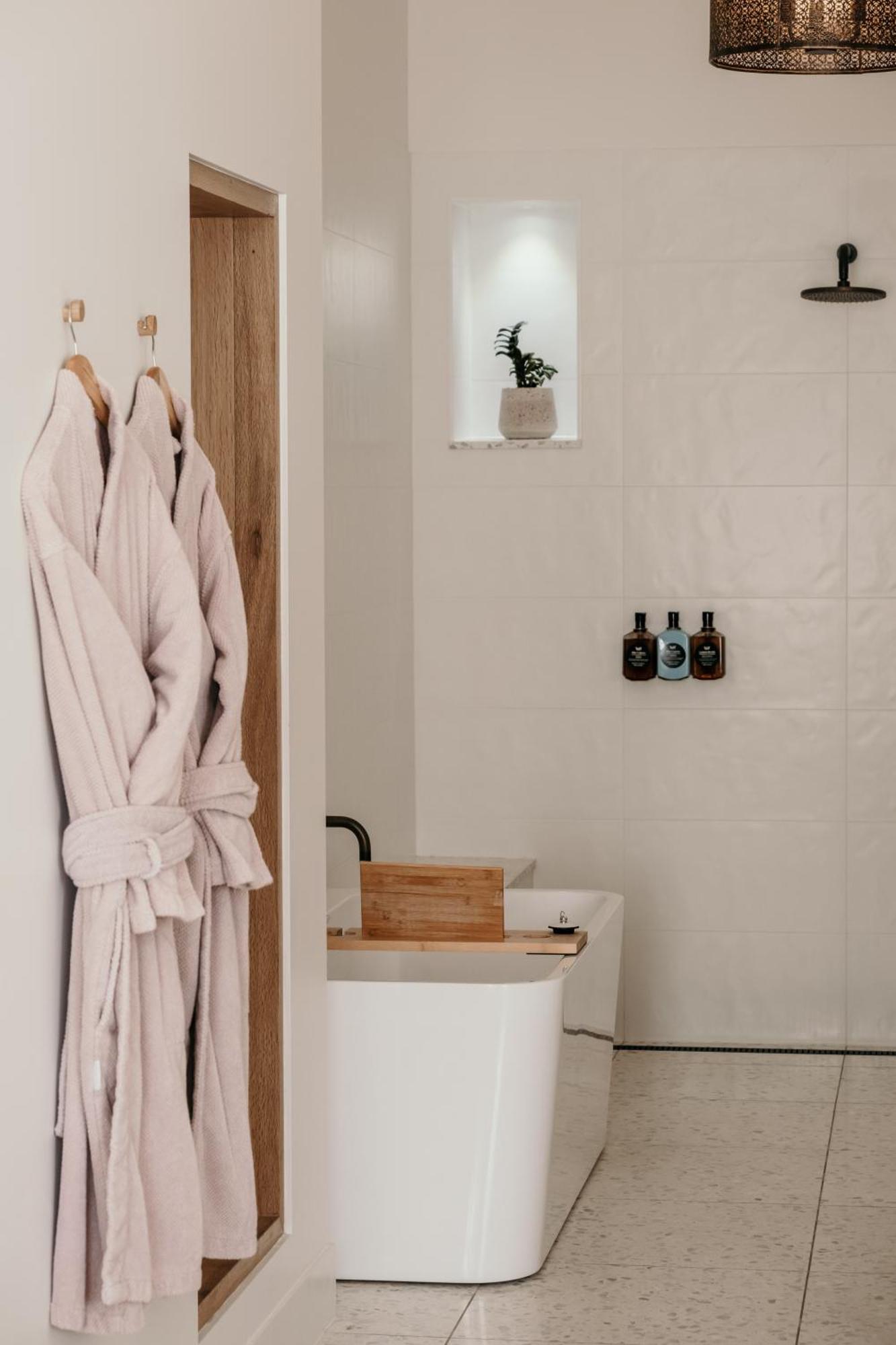 The Oak & Anchor Hotel Port Fairy Exteriör bild A bathrobe hanging on a bathroom door