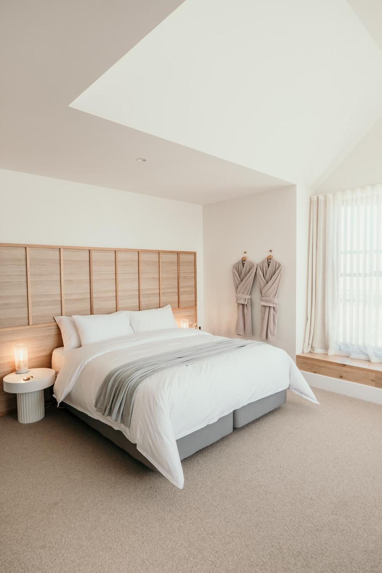 The Oak & Anchor Hotel Port Fairy Exteriör bild A bedroom at The Old Bank Hotel