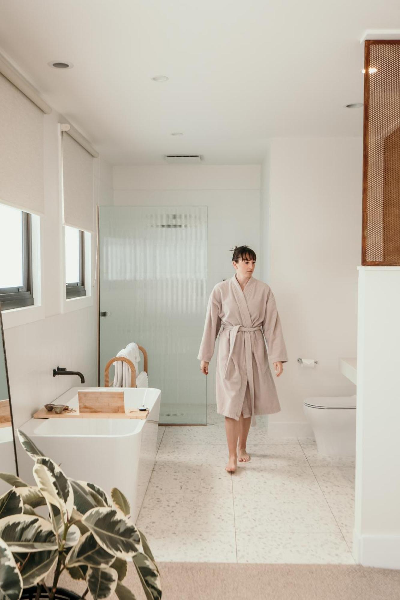 The Oak & Anchor Hotel Port Fairy Exteriör bild A woman wearing a bathrobe