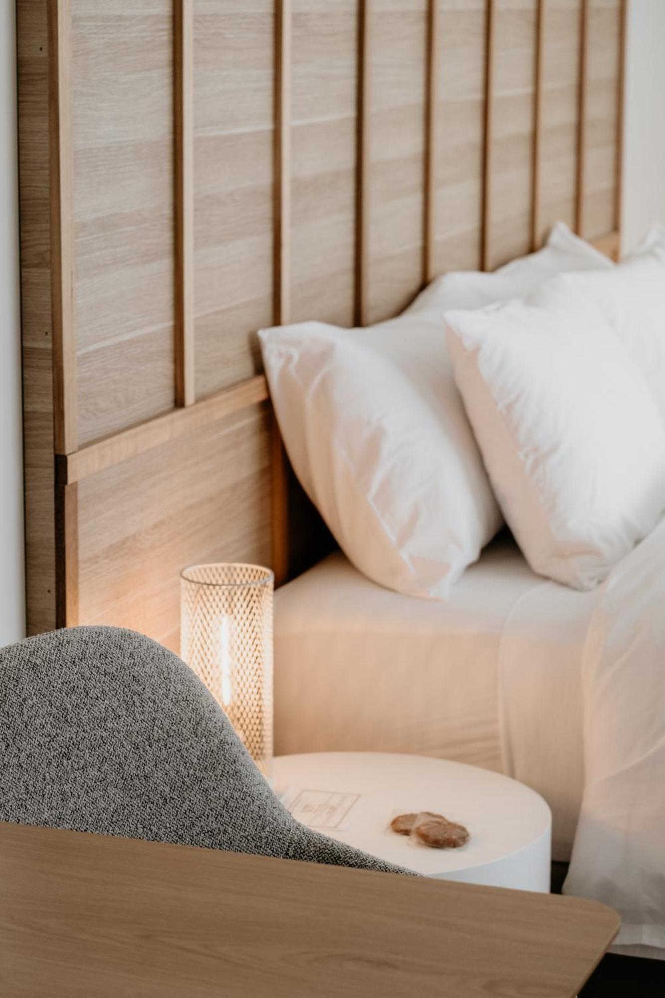 The Oak & Anchor Hotel Port Fairy Exteriör bild A bed with two pillows