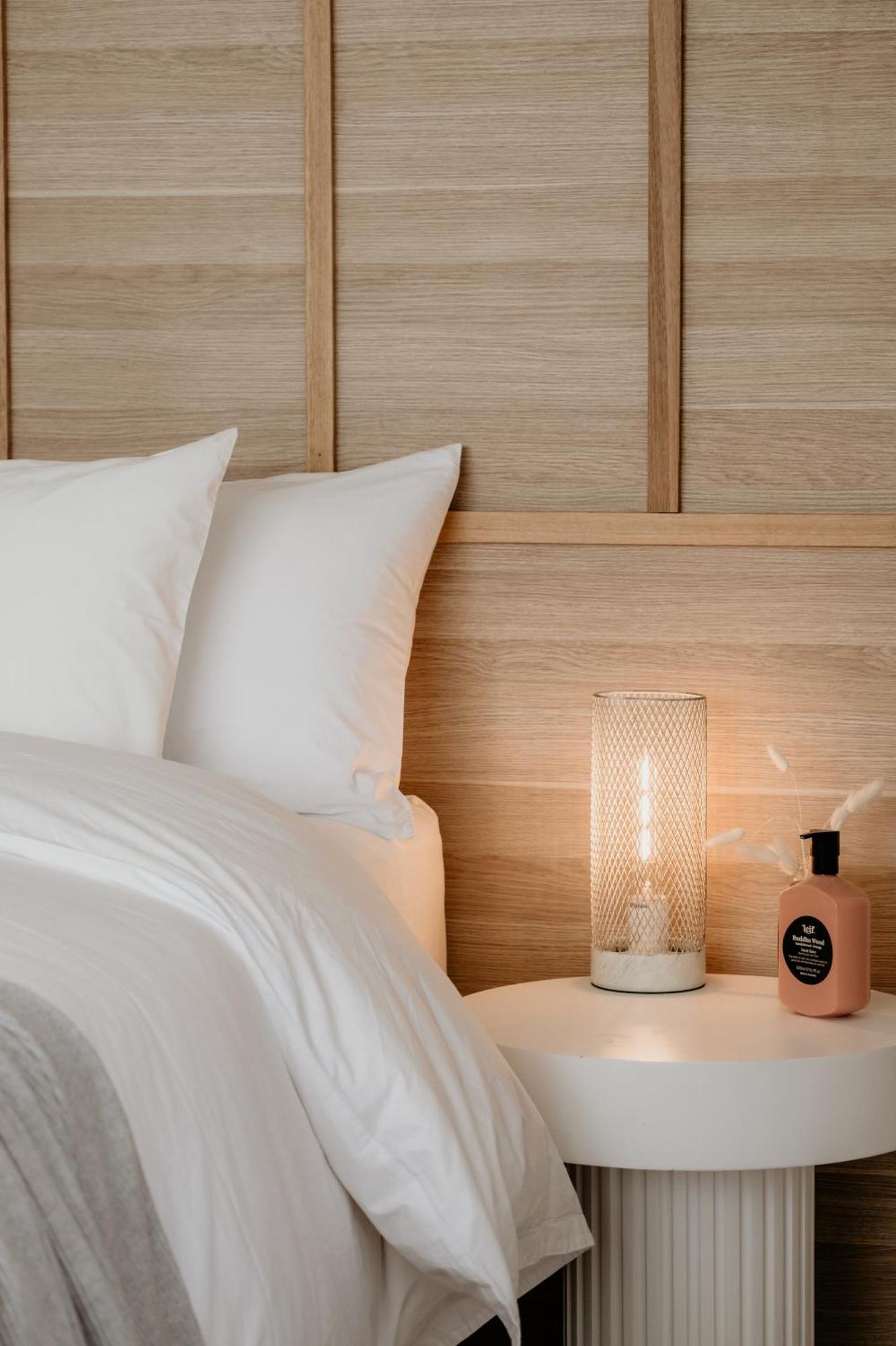 The Oak & Anchor Hotel Port Fairy Exteriör bild A candle lamp