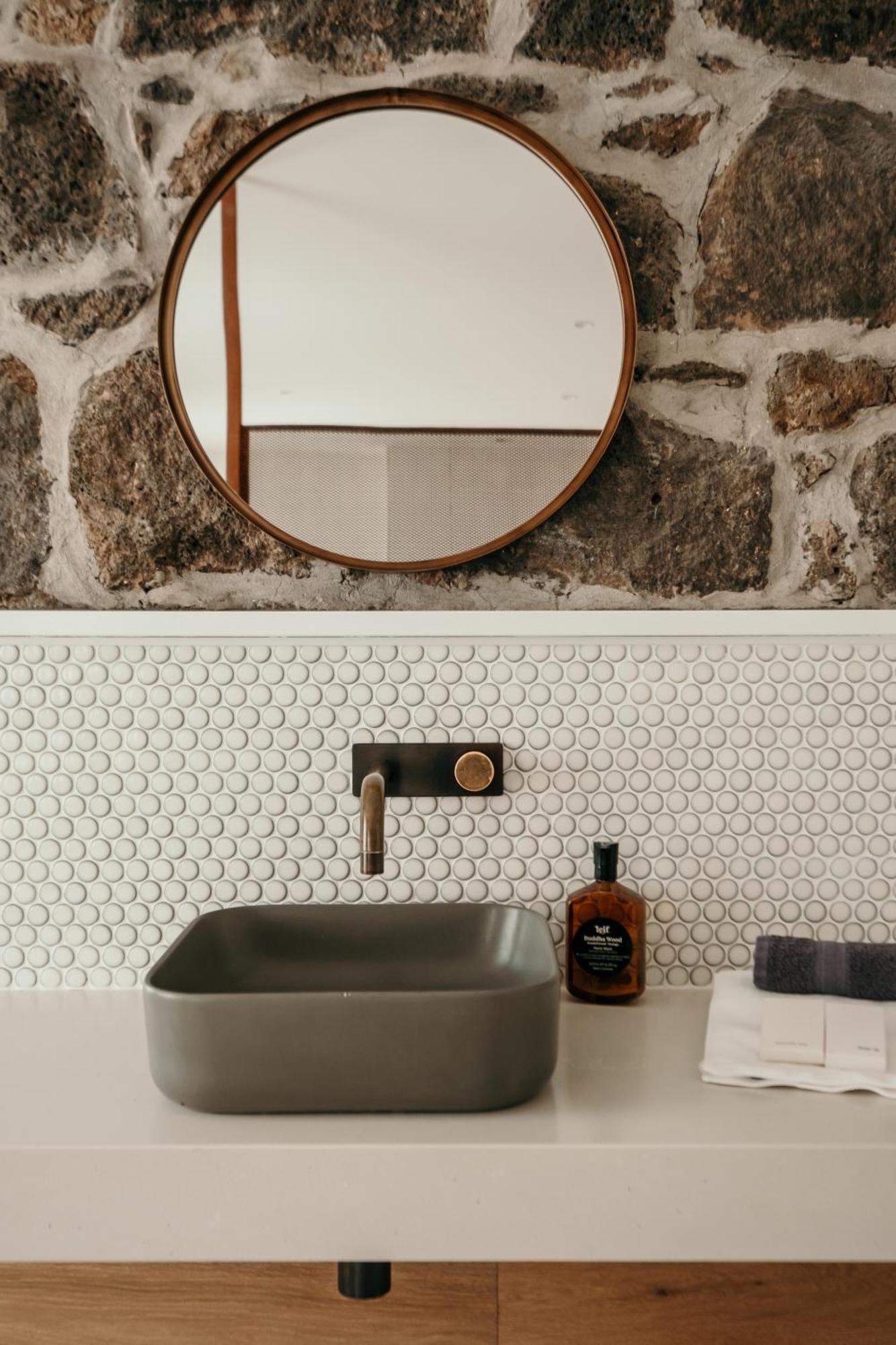 The Oak & Anchor Hotel Port Fairy Exteriör bild Bathroom with penny round tiles