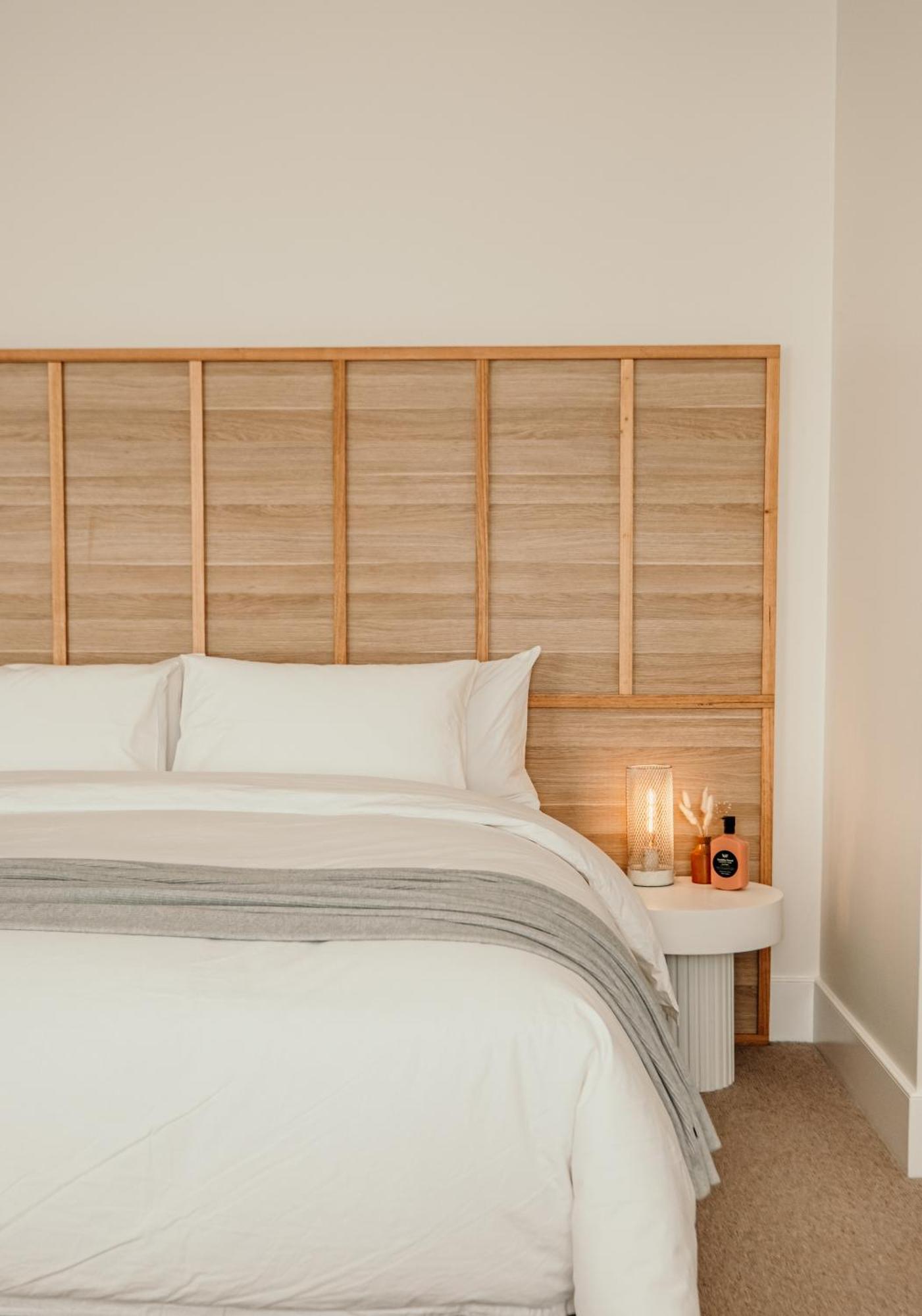 The Oak & Anchor Hotel Port Fairy Exteriör bild A bamboo headboard
