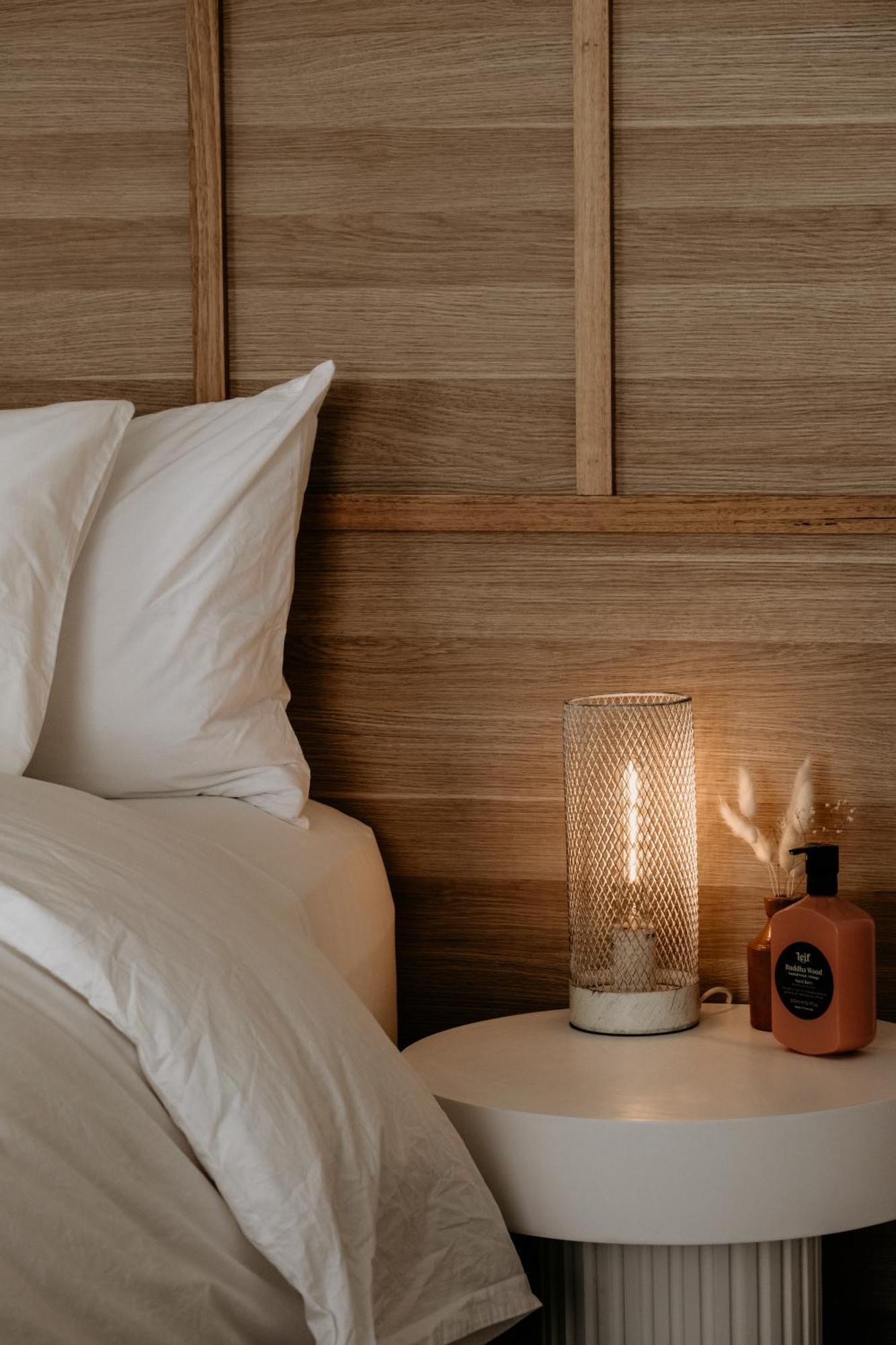 The Oak & Anchor Hotel Port Fairy Exteriör bild A lamp on a bedside table