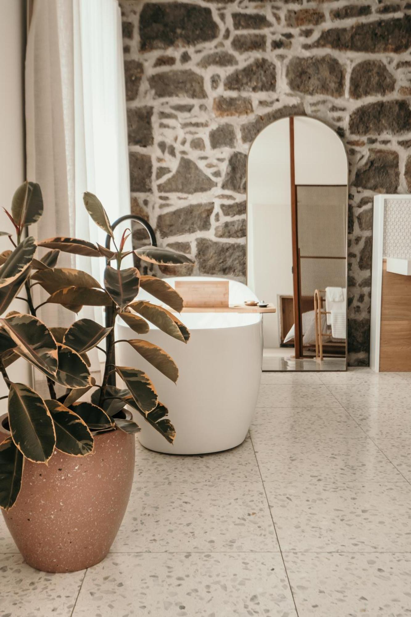 The Oak & Anchor Hotel Port Fairy Exteriör bild Bathroom with a freestanding bathtub