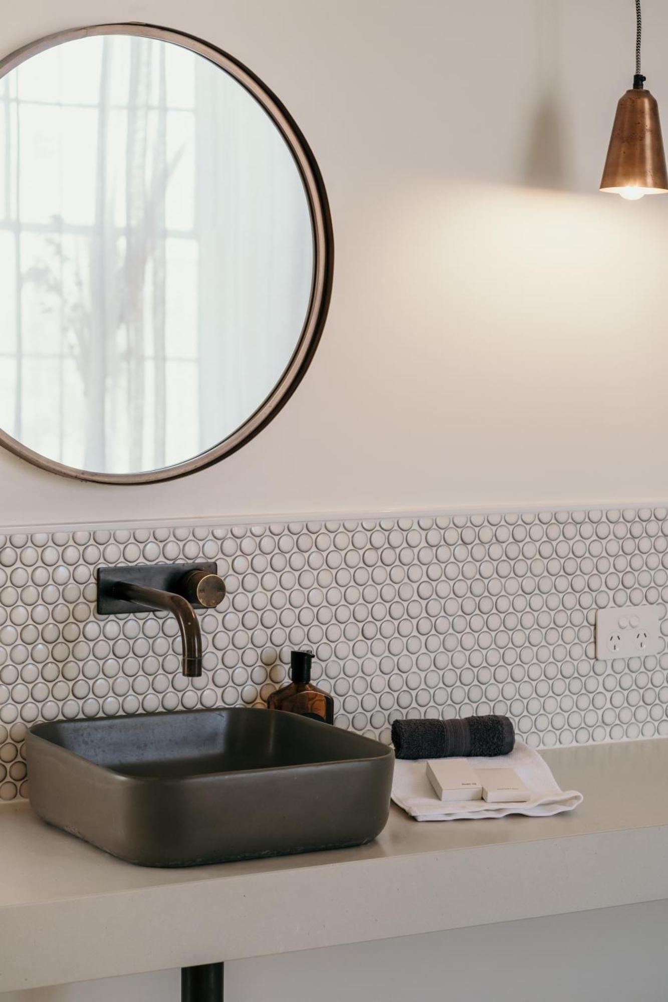 The Oak & Anchor Hotel Port Fairy Exteriör bild A bathroom with penny round tiles