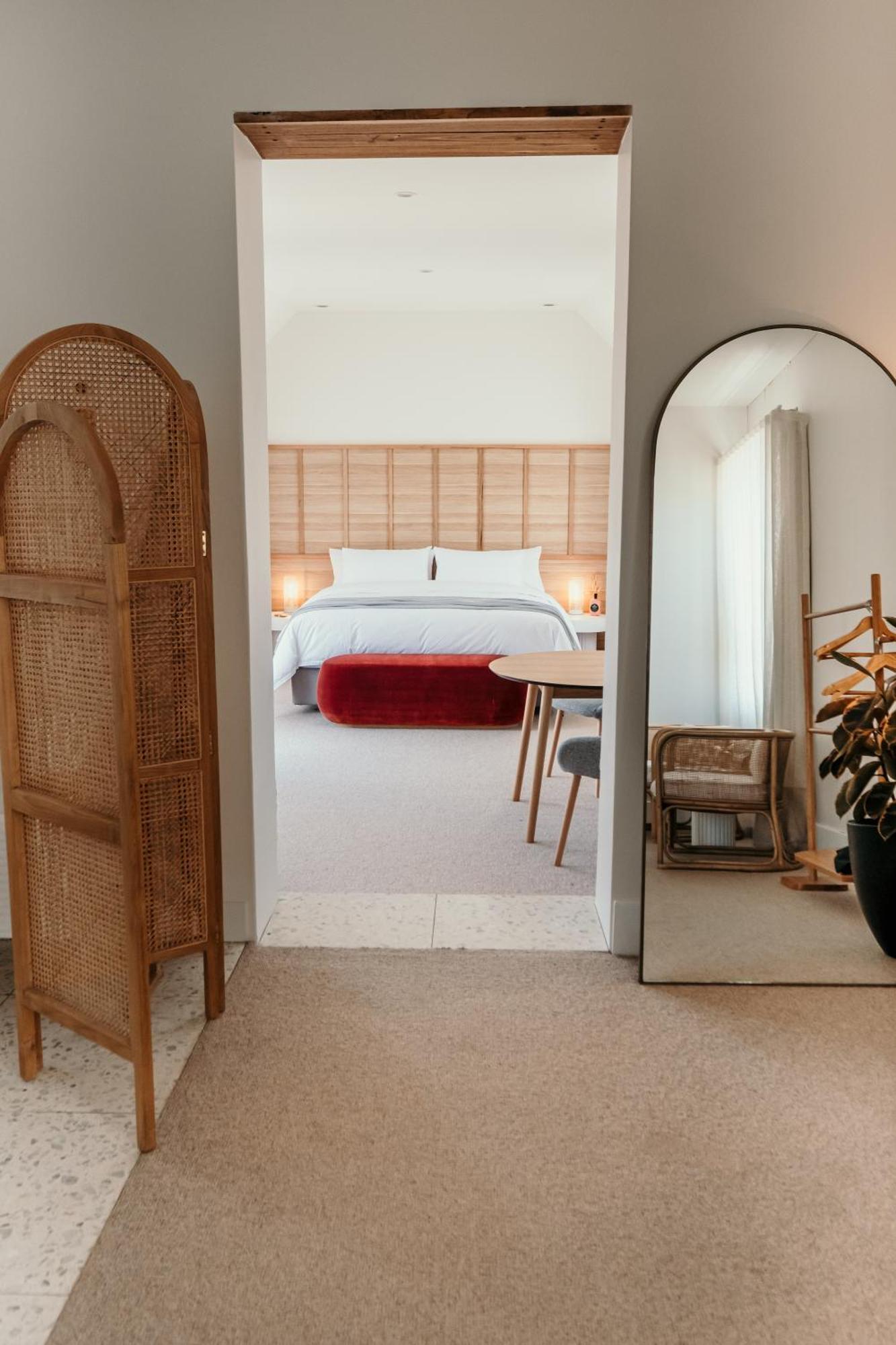 The Oak & Anchor Hotel Port Fairy Exteriör bild A bedroom at the hotel